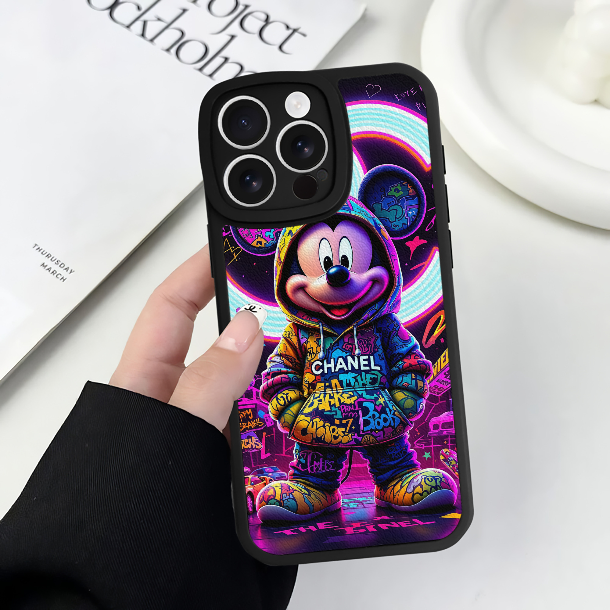 （画像用） ミッキーマウス Mickey Mouse 【iPhone 16シリーズ対応】シリコンスマホケース（レザー調） 材質：シリコン